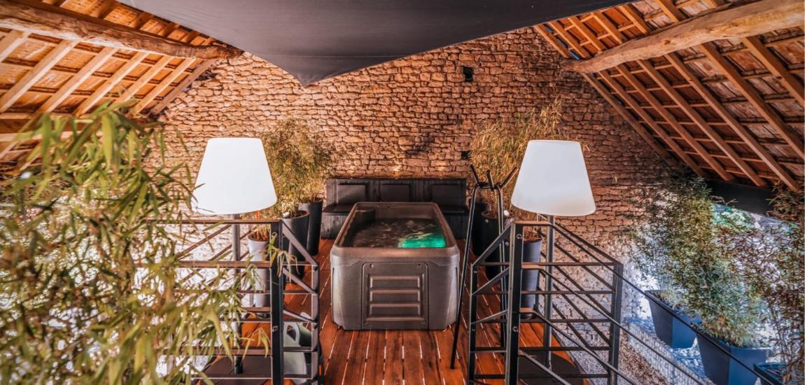 Le Studio Des Pres Verts Suite Design Avec Jacuzzi Privatif Jouey ภายนอก รูปภาพ